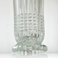 Image 4 of Vase Art Déco vintage sur pied en verre moulé motif pointes de diamant – Années 30 - 40