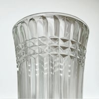 Image 3 of Vase Art Déco vintage sur pied en verre moulé motif pointes de diamant – Années 30 - 40