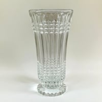 Image 1 of Vase Art Déco vintage sur pied en verre moulé motif pointes de diamant – Années 30 - 40
