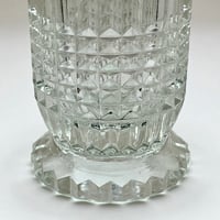 Image 6 of Vase Art Déco vintage sur pied en verre moulé motif pointes de diamant – Années 30 - 40