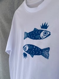 Image 2 of Halak koronával - Kézzel nyomott póló 