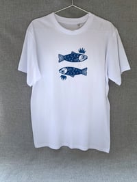 Image 1 of Halak koronával - Kézzel nyomott póló 