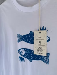 Image 3 of Halak koronával - Kézzel nyomott póló 