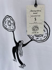 Image 2 of Dancing with my donuts! - Kézzel nyomott póló