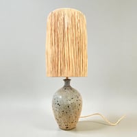 Image 1 of Grande lampe céramique grès beige gris pyrité vintage 1960s - 1970s - Abat-jour en raphia