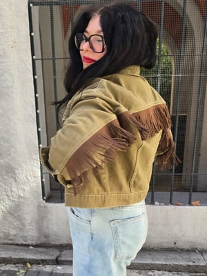 Chaqueta vaquera con flecos 