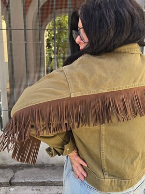 Chaqueta vaquera con flecos 