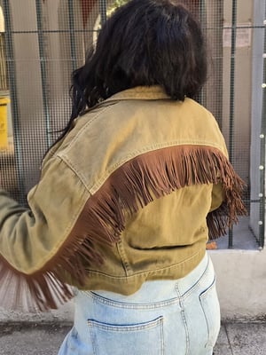 Chaqueta vaquera con flecos 