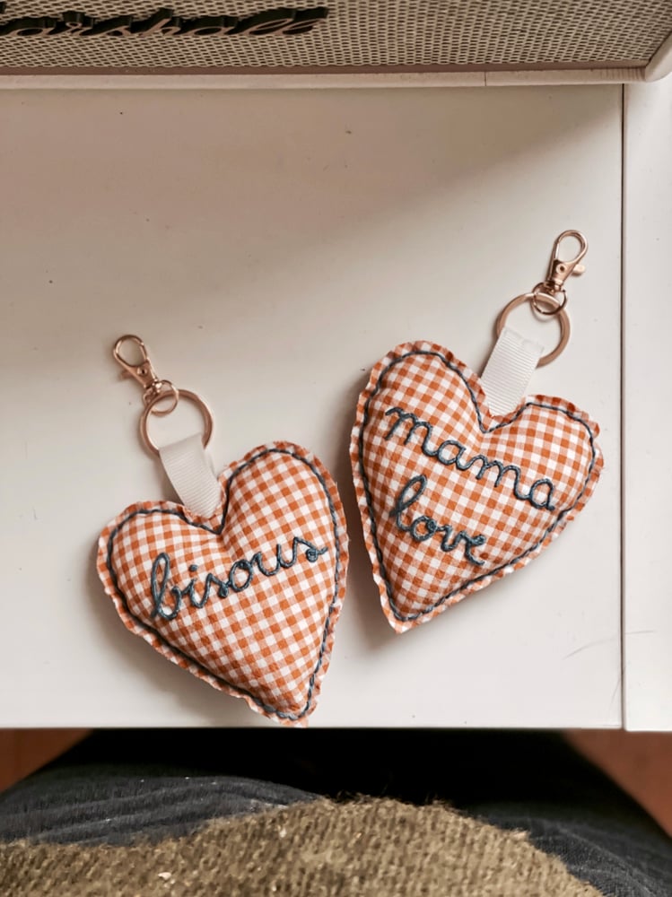 Image of Porte clé brodé - Coeur Mama Love