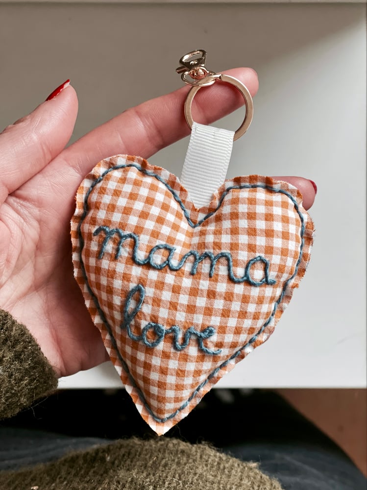Image of Porte clé brodé - Coeur Mama Love