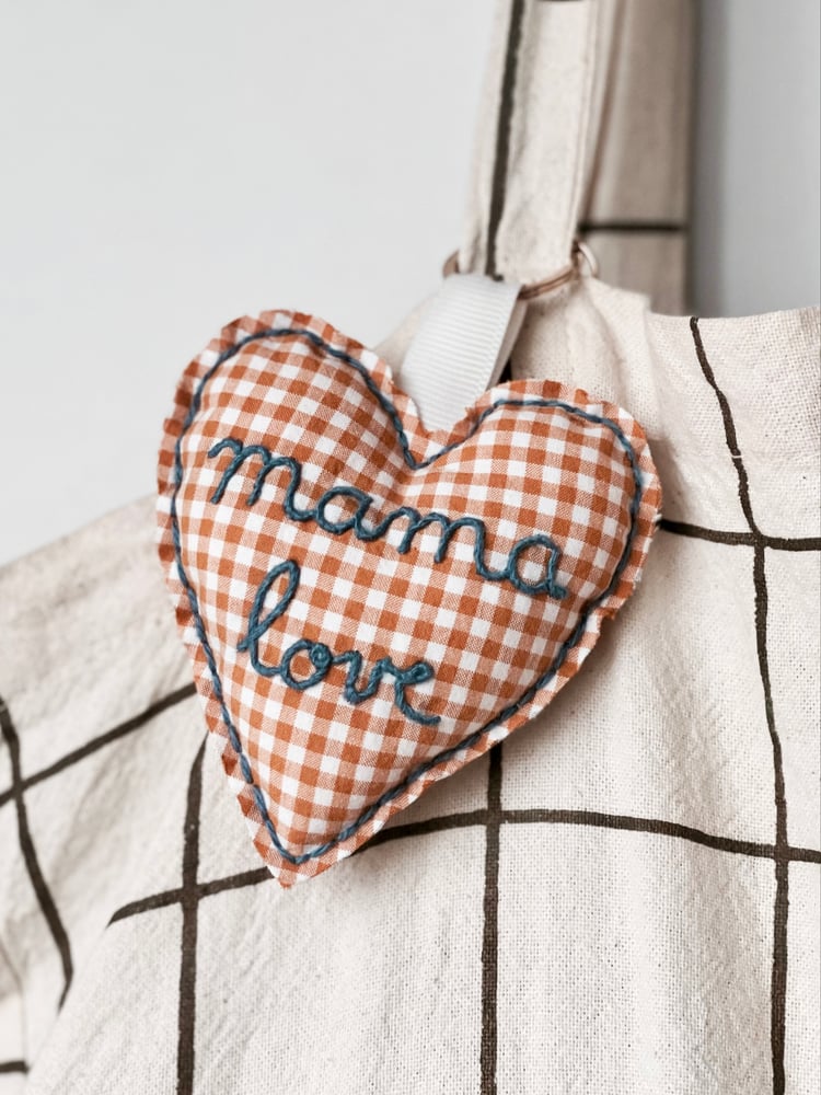 Image of Porte clé brodé - Coeur Mama Love