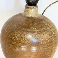 Image 7 of Grande lampe céramique grès marron pyrité vintage 1960s - 1970s - Abat-jour en ruban