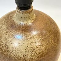 Image 8 of Grande lampe céramique grès marron pyrité vintage 1960s - 1970s - Abat-jour en ruban