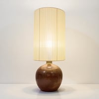 Image 2 of Grande lampe céramique grès marron pyrité vintage 1960s - 1970s - Abat-jour en ruban