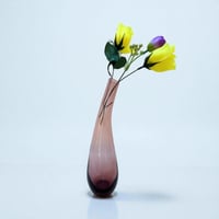 Image 2 of Vase soliflore IKEA – Design Lotta Pettersson – Verre soufflé violet fumé (années 2000)