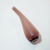 Image 5 of Vase soliflore IKEA – Design Lotta Pettersson – Verre soufflé violet fumé (années 2000)