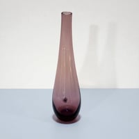 Image 3 of Vase soliflore IKEA – Design Lotta Pettersson – Verre soufflé violet fumé (années 2000)