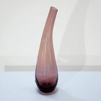 Image 4 of Vase soliflore IKEA – Design Lotta Pettersson – Verre soufflé violet fumé (années 2000)