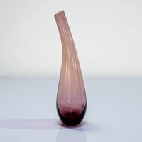 Image 1 of Vase soliflore IKEA – Design Lotta Pettersson – Verre soufflé violet fumé (années 2000)
