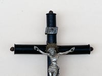 Image 5 of Crucifix antique Jésus Christ  Napoléon III en bois noirci et Christ en métal - fin XIXe.