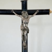 Image 6 of Crucifix antique de Jésus Christ - Napoléon III – Bois noirci et Christ en métal -  XIXe