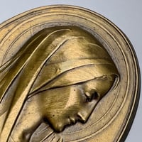 Image 6 of Cadre ancien en verre miroir avec médaillon bronze Vierge Marie signé Ruffony 1930