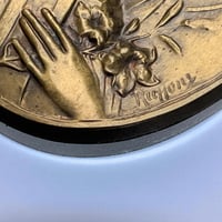 Image 8 of Cadre ancien en verre miroir avec médaillon bronze Vierge Marie signé Ruffony 1930