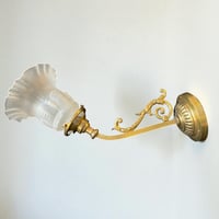 Image 5 of Applique ancienne de style Louis XVI en bronze et globe tulipe en verre translucide drapé