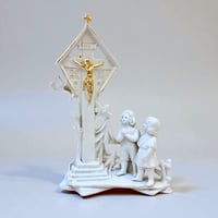 Image 1 of Vase religieux ancien en porcelaine blanche – Crucifix doré & enfants en prière - fin XIXe