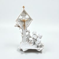 Image 2 of Vase religieux ancien en porcelaine blanche – Crucifix doré & enfants en prière - fin XIXe