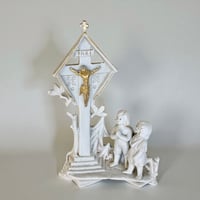Image 4 of Vase religieux ancien en porcelaine blanche – Crucifix doré & enfants en prière - fin XIXe