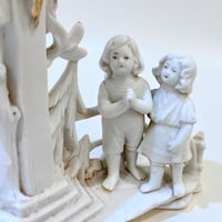 Image 5 of Vase religieux ancien en porcelaine blanche – Crucifix doré & enfants en prière - fin XIXe