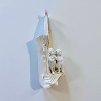 Image 8 of Vase religieux ancien en porcelaine blanche – Crucifix doré & enfants en prière - fin XIXe