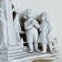Image 7 of Vase religieux ancien en porcelaine blanche – Crucifix doré & enfants en prière - fin XIXe