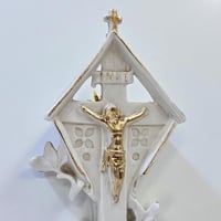 Image 6 of Vase religieux ancien en porcelaine blanche – Crucifix doré & enfants en prière - fin XIXe