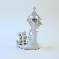 Image 10 of Vase religieux ancien en porcelaine blanche – Crucifix doré & enfants en prière - fin XIXe