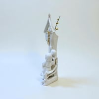 Image 9 of Vase religieux ancien en porcelaine blanche – Crucifix doré & enfants en prière - fin XIXe