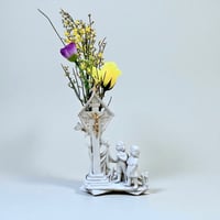 Image 3 of Vase religieux ancien en porcelaine blanche – Crucifix doré & enfants en prière - fin XIXe