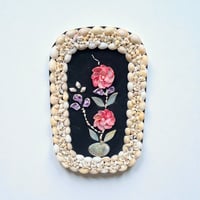 Image 1 of Petit cadre décoratif en coquillages vintage 1960 – fleurs sur fond noir - bord de mer