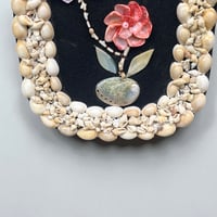 Image 5 of Petit cadre décoratif en coquillages vintage 1960 – fleurs sur fond noir - bord de mer