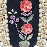 Image 4 of Petit cadre décoratif en coquillages vintage 1960 – fleurs sur fond noir - bord de mer