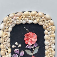 Image 3 of Petit cadre décoratif en coquillages vintage 1960 – fleurs sur fond noir - bord de mer