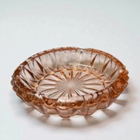 Image 1 of Cendrier rond en verre rose à facettes - Verre rosaline  - vintage 1940 Luminarc.