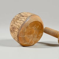 Image 7 of Ancien casse-noix rustique à vis en bois vintage des années 50 - 60 - 