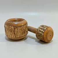 Image 8 of Ancien casse-noix rustique à vis en bois vintage des années 50 - 60 - 