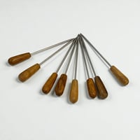 Image 4 of Hibou ou chouette porte piques à cocktail en bois d'olivier - brochettes apéro années 60