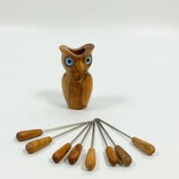 Image 2 of Hibou ou chouette porte piques à cocktail en bois d'olivier - brochettes apéro années 60