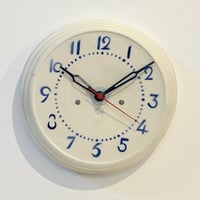 Image 1 of Pendule murale des années 30 en céramique beige et bleu - Horloge vintage