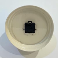 Image 8 of Pendule murale des années 30 en céramique beige et bleu - Horloge vintage