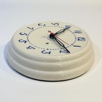 Image 3 of Pendule murale des années 30 en céramique beige et bleu - Horloge vintage